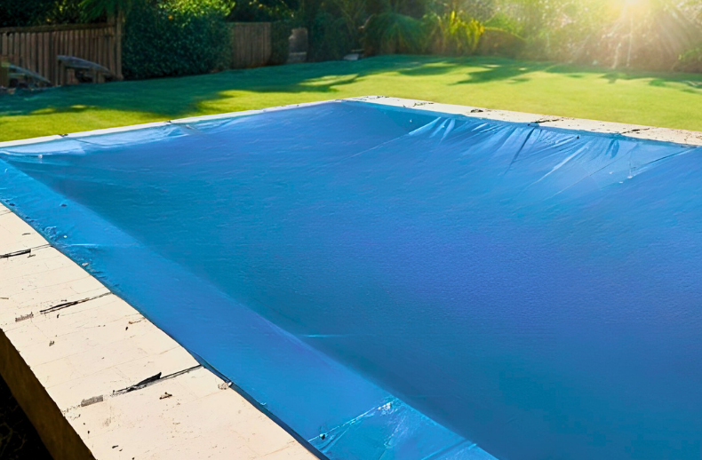 Bâche d’hivernage opaque installée sur une piscine enterrée