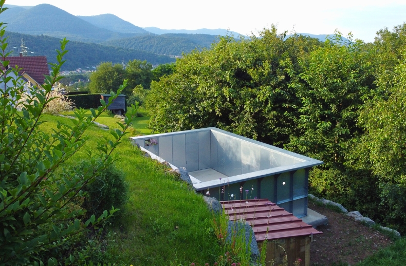 Piscine en kit acier Océanide installée sur un terrain en pente