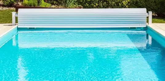Volet roulant installé sur une piscine